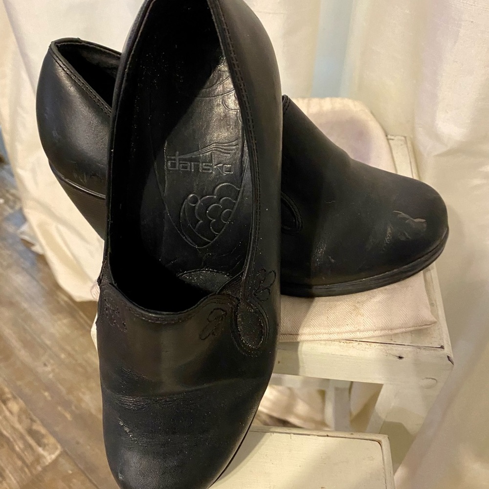 Dansko dress clogs Size 37, color is Black.